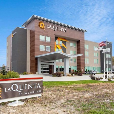 La Quinta Inn & Suites By Wyndham Shorewood Exteriör bild