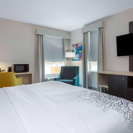 La Quinta Inn & Suites By Wyndham Shorewood Exteriör bild