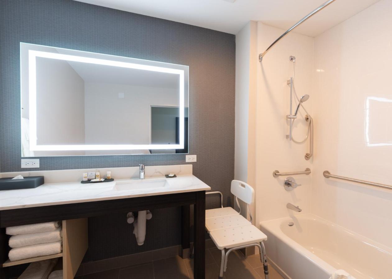 La Quinta Inn & Suites By Wyndham Shorewood Exteriör bild