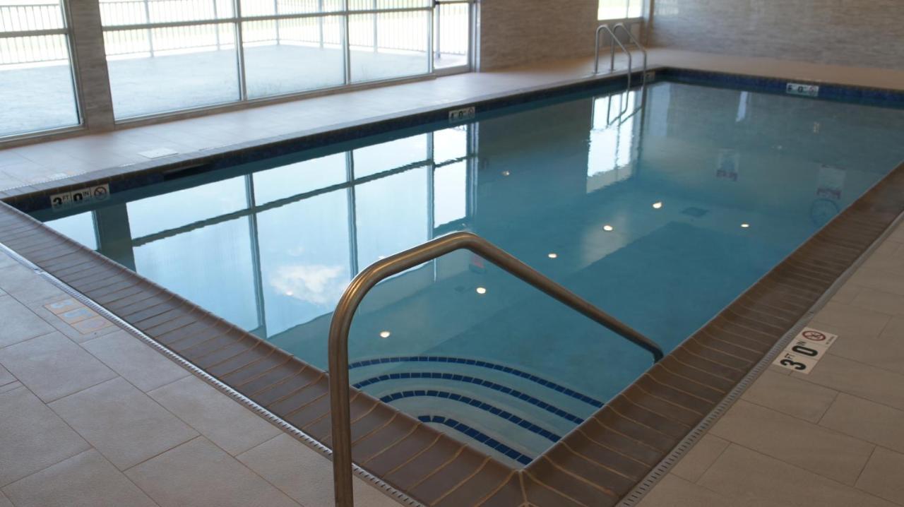 La Quinta Inn & Suites By Wyndham Shorewood Exteriör bild
