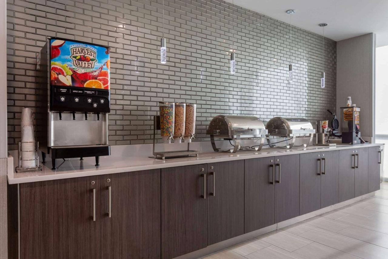 La Quinta Inn & Suites By Wyndham Shorewood Exteriör bild