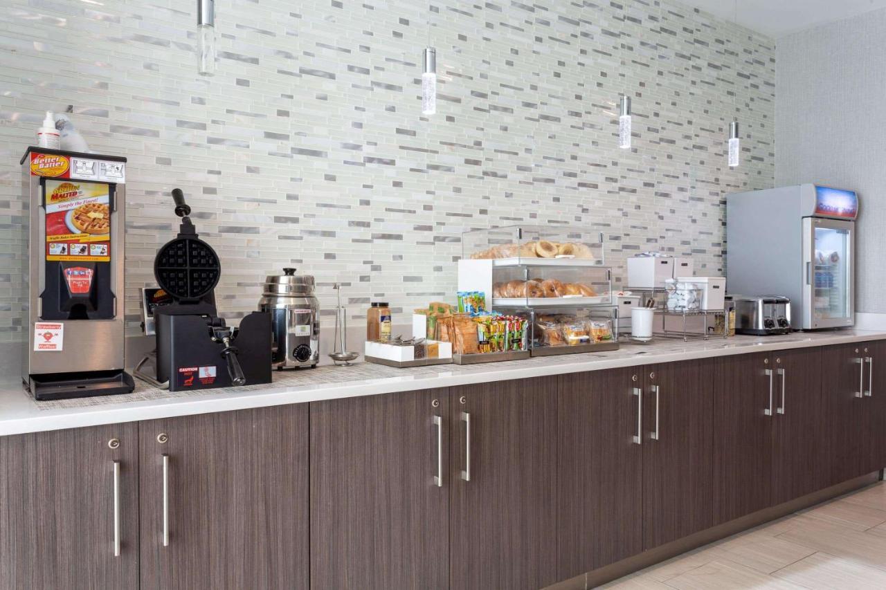 La Quinta Inn & Suites By Wyndham Shorewood Exteriör bild