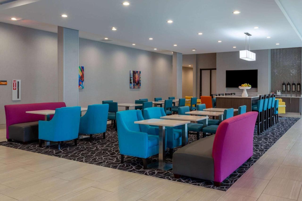 La Quinta Inn & Suites By Wyndham Shorewood Exteriör bild
