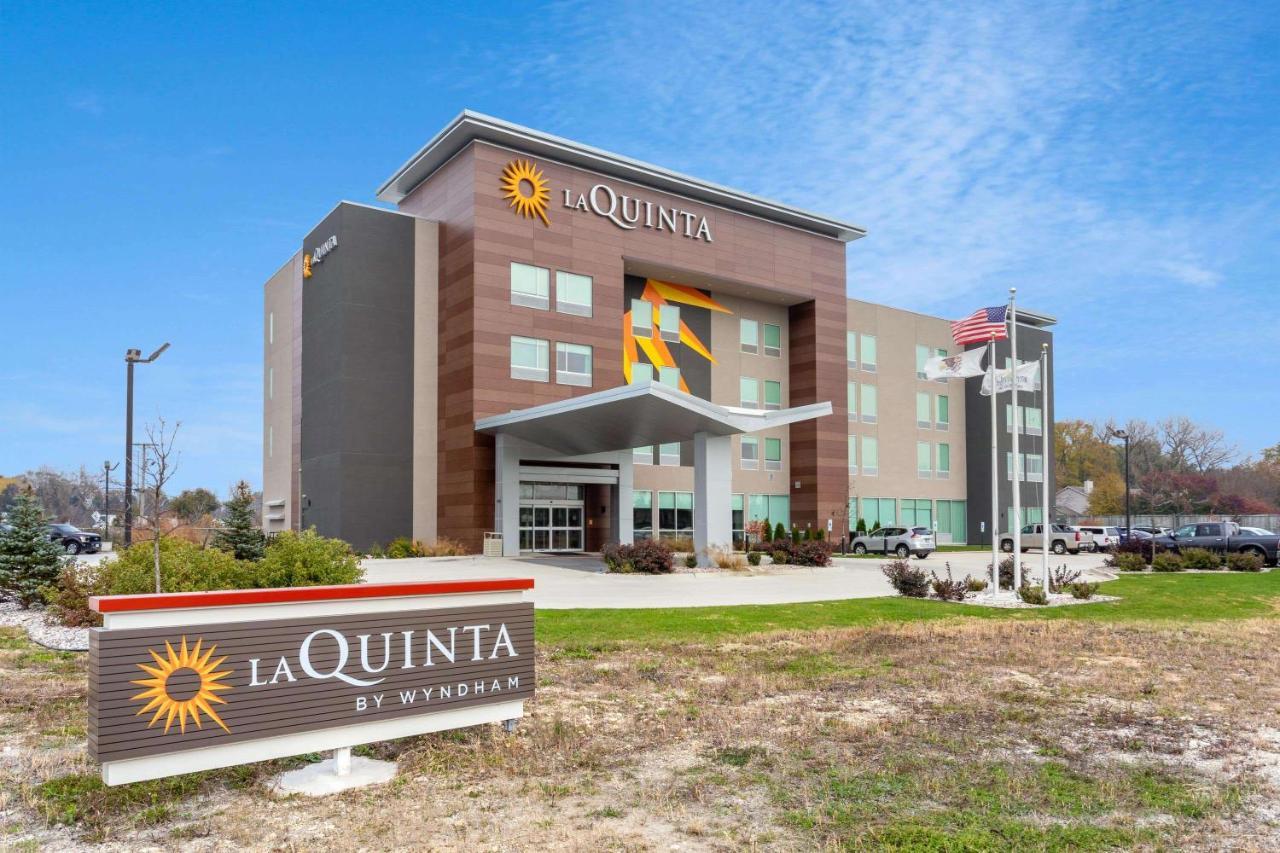 La Quinta Inn & Suites By Wyndham Shorewood Exteriör bild
