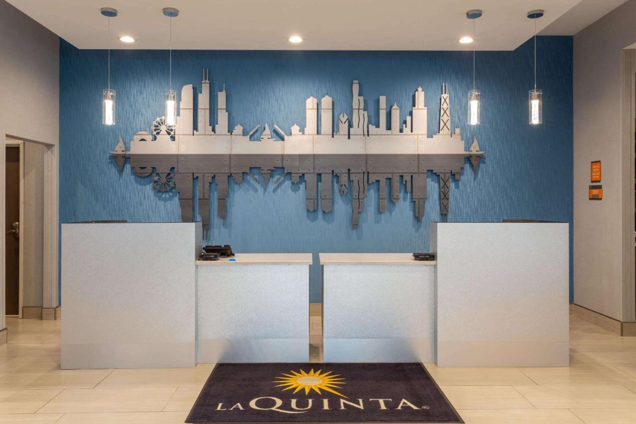 La Quinta Inn & Suites By Wyndham Shorewood Exteriör bild