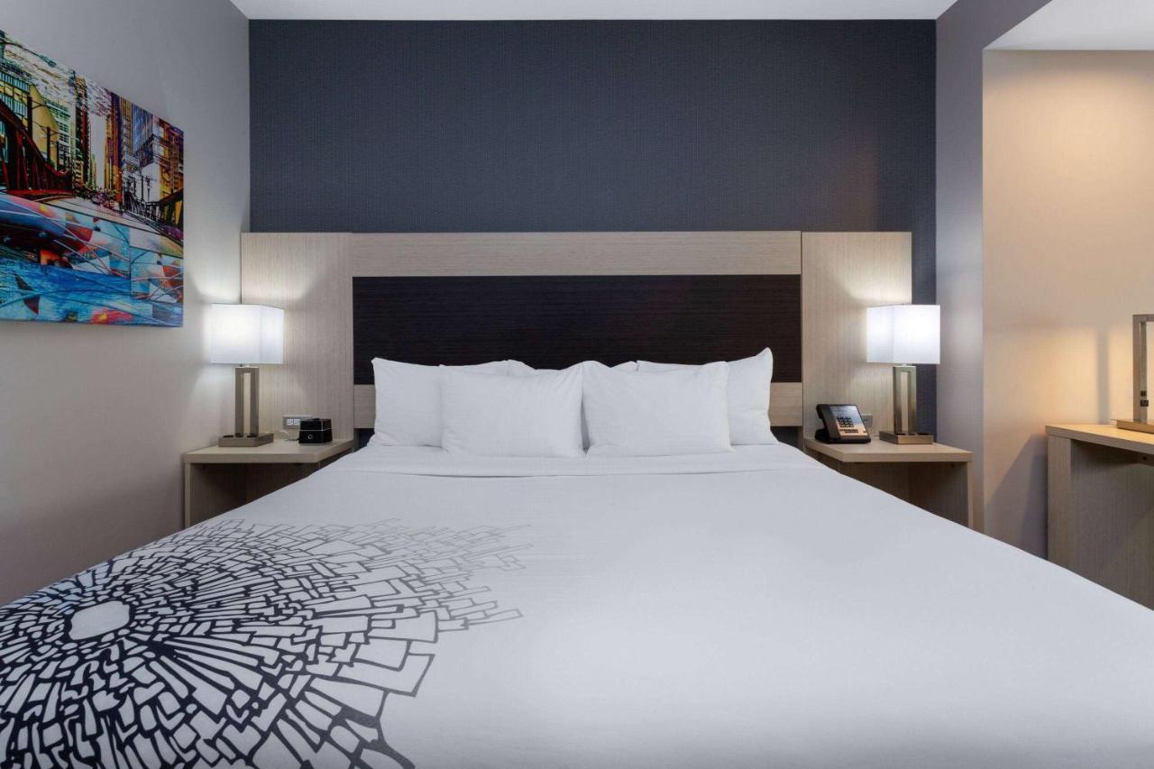 La Quinta Inn & Suites By Wyndham Shorewood Exteriör bild