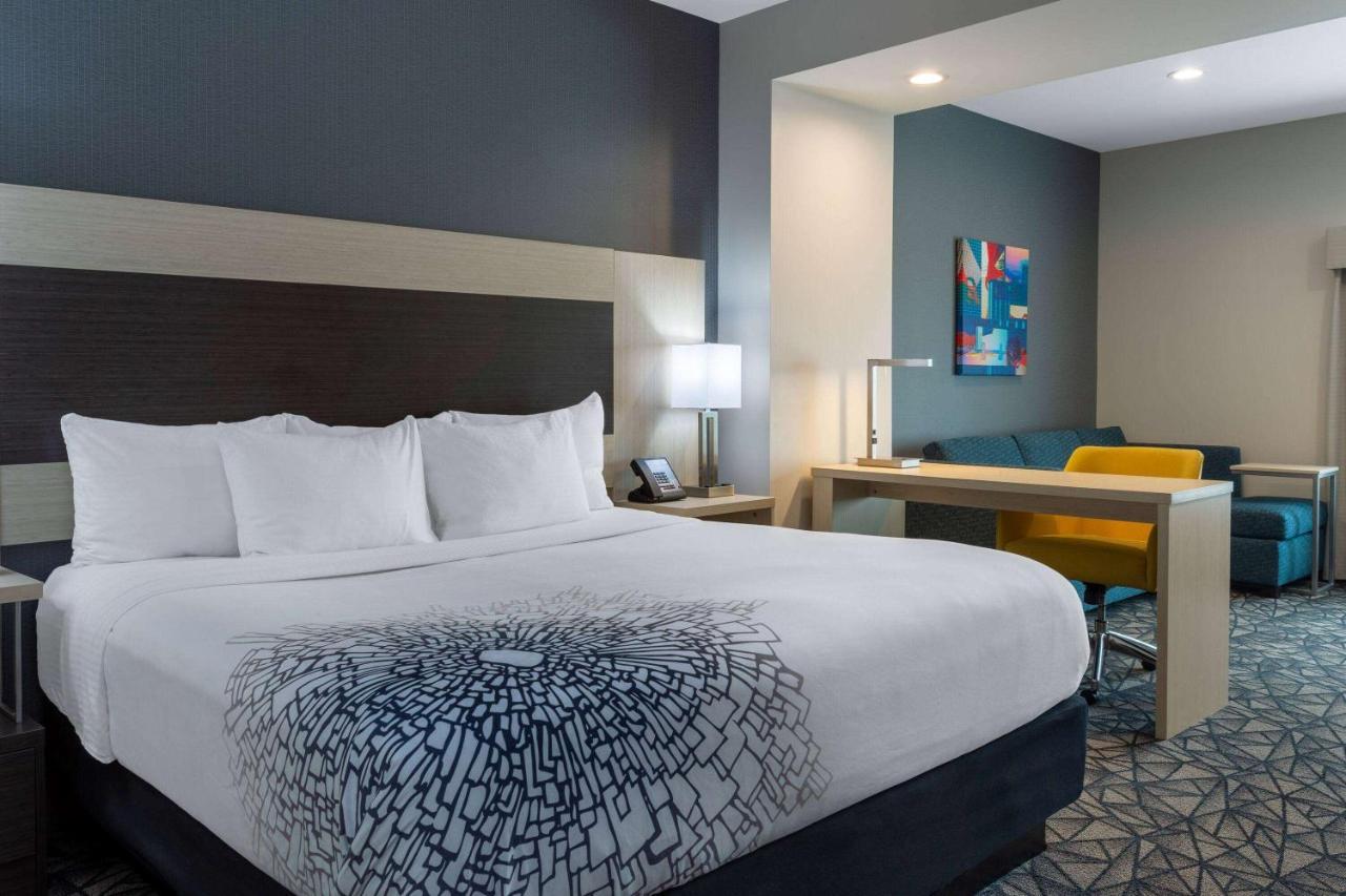 La Quinta Inn & Suites By Wyndham Shorewood Exteriör bild