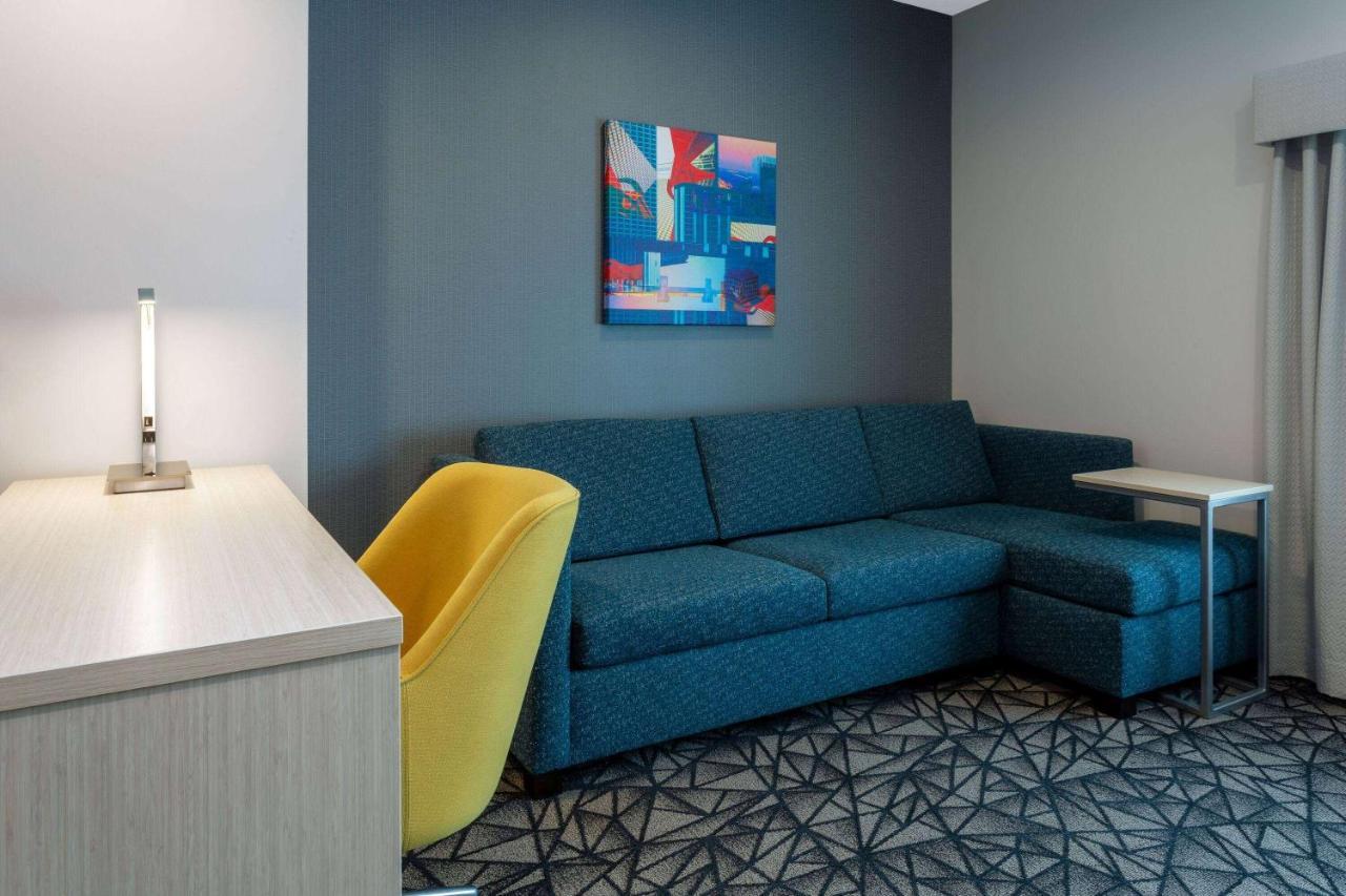 La Quinta Inn & Suites By Wyndham Shorewood Exteriör bild