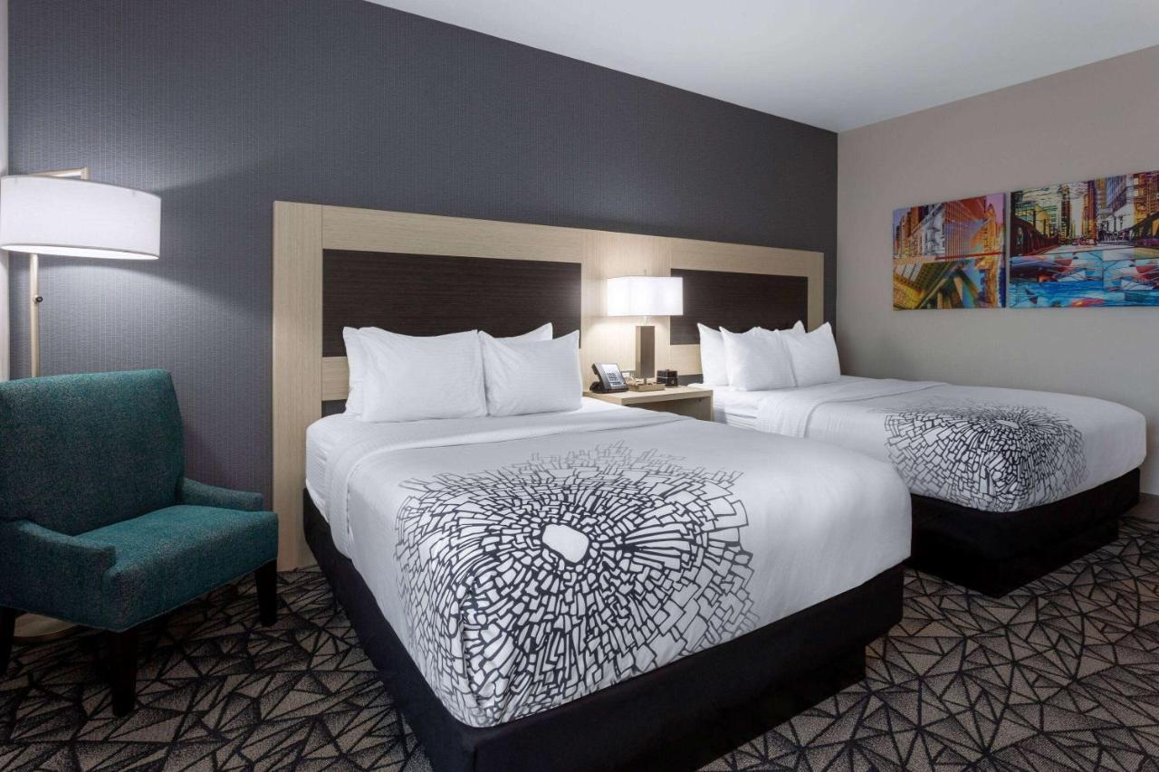 La Quinta Inn & Suites By Wyndham Shorewood Exteriör bild