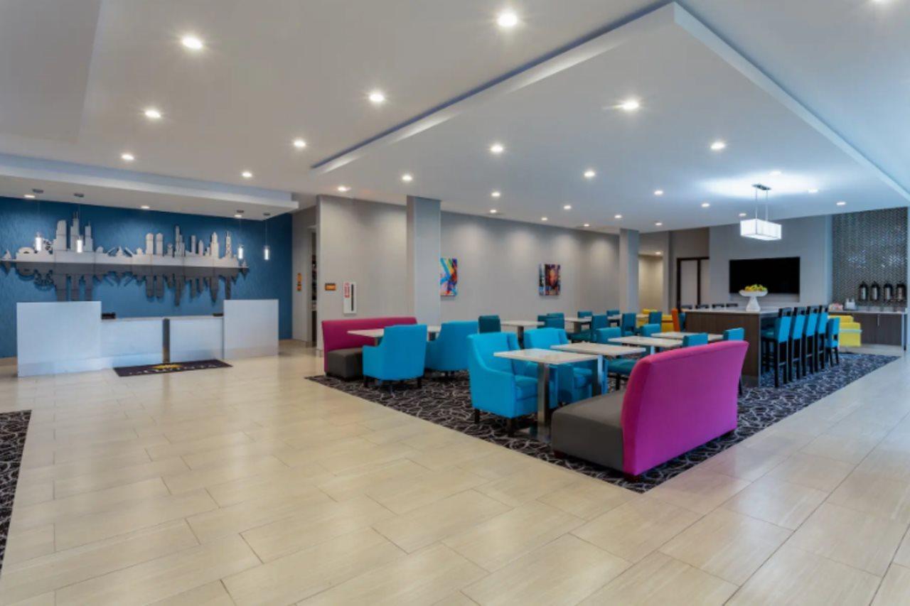 La Quinta Inn & Suites By Wyndham Shorewood Exteriör bild