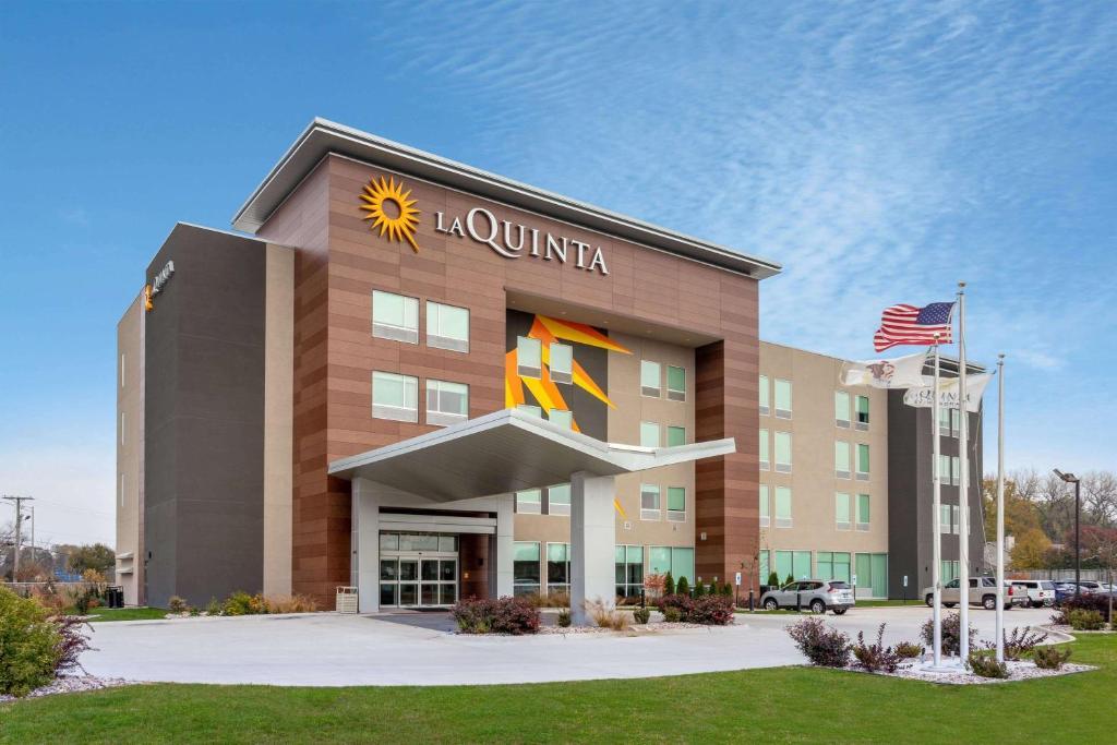 La Quinta Inn & Suites By Wyndham Shorewood Exteriör bild