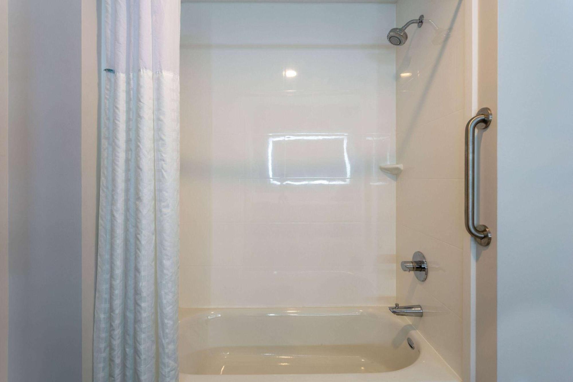 La Quinta Inn & Suites By Wyndham Shorewood Exteriör bild