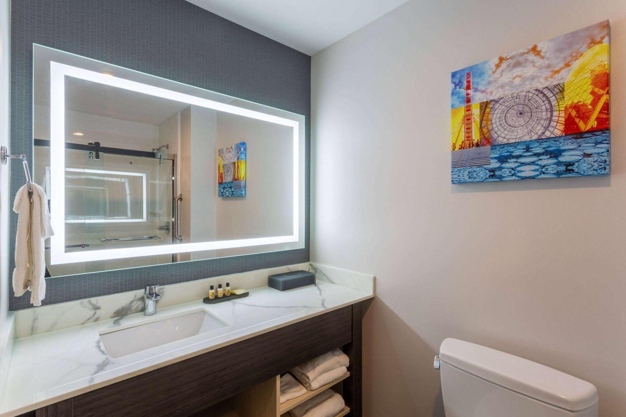 La Quinta Inn & Suites By Wyndham Shorewood Exteriör bild