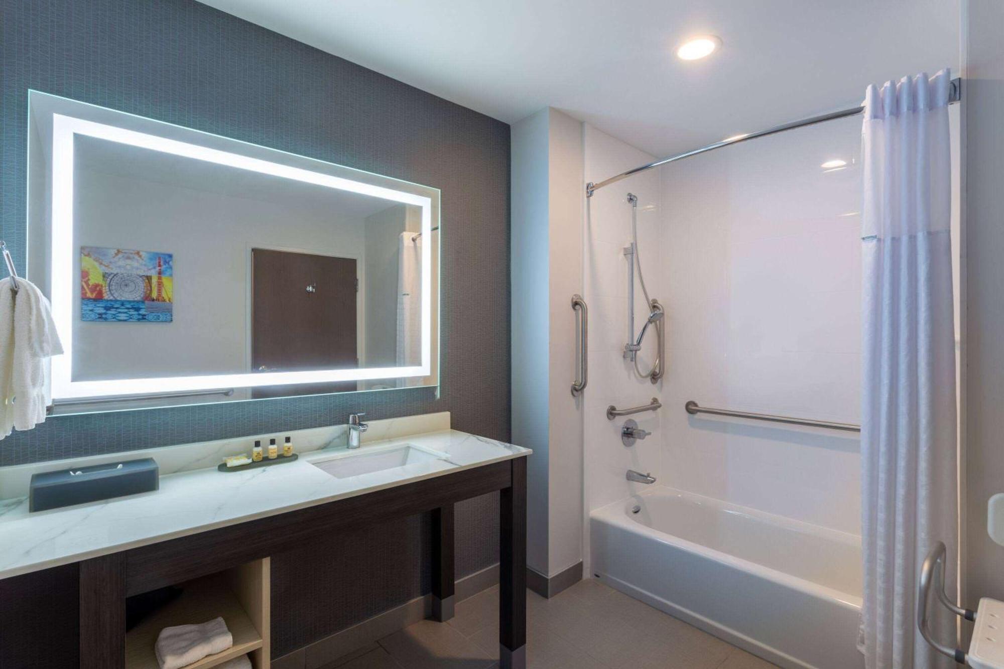 La Quinta Inn & Suites By Wyndham Shorewood Exteriör bild