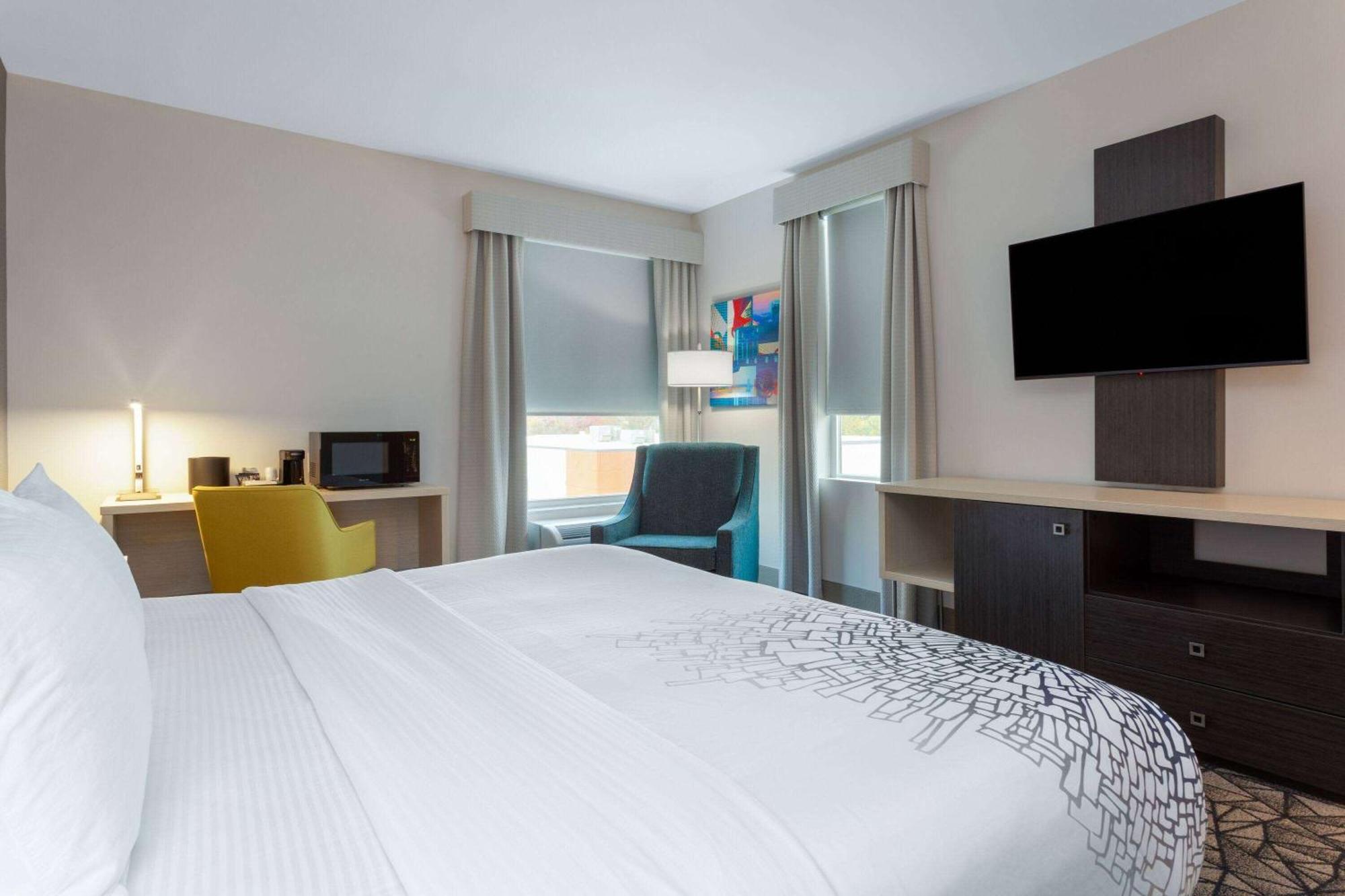 La Quinta Inn & Suites By Wyndham Shorewood Exteriör bild