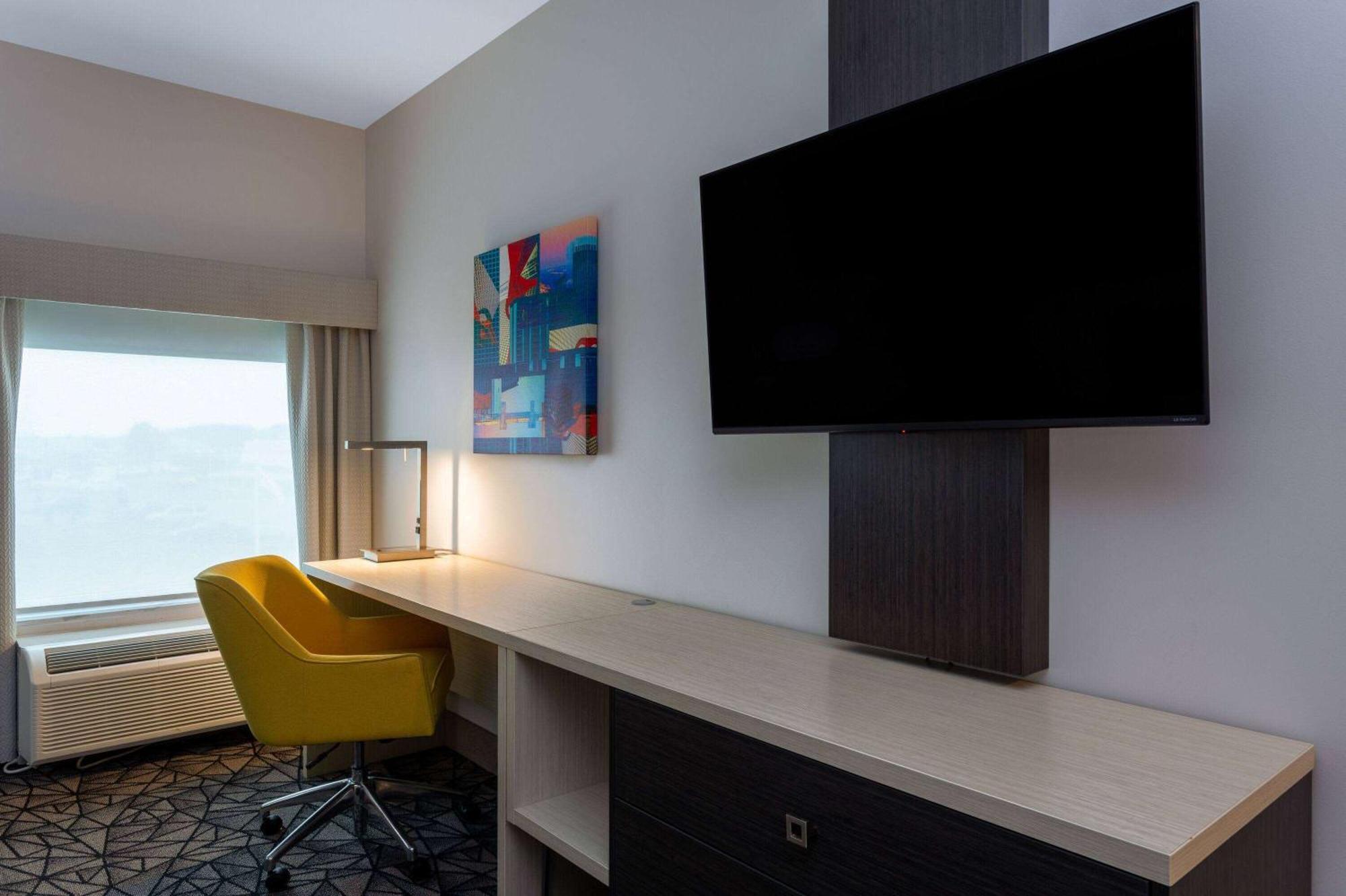 La Quinta Inn & Suites By Wyndham Shorewood Exteriör bild