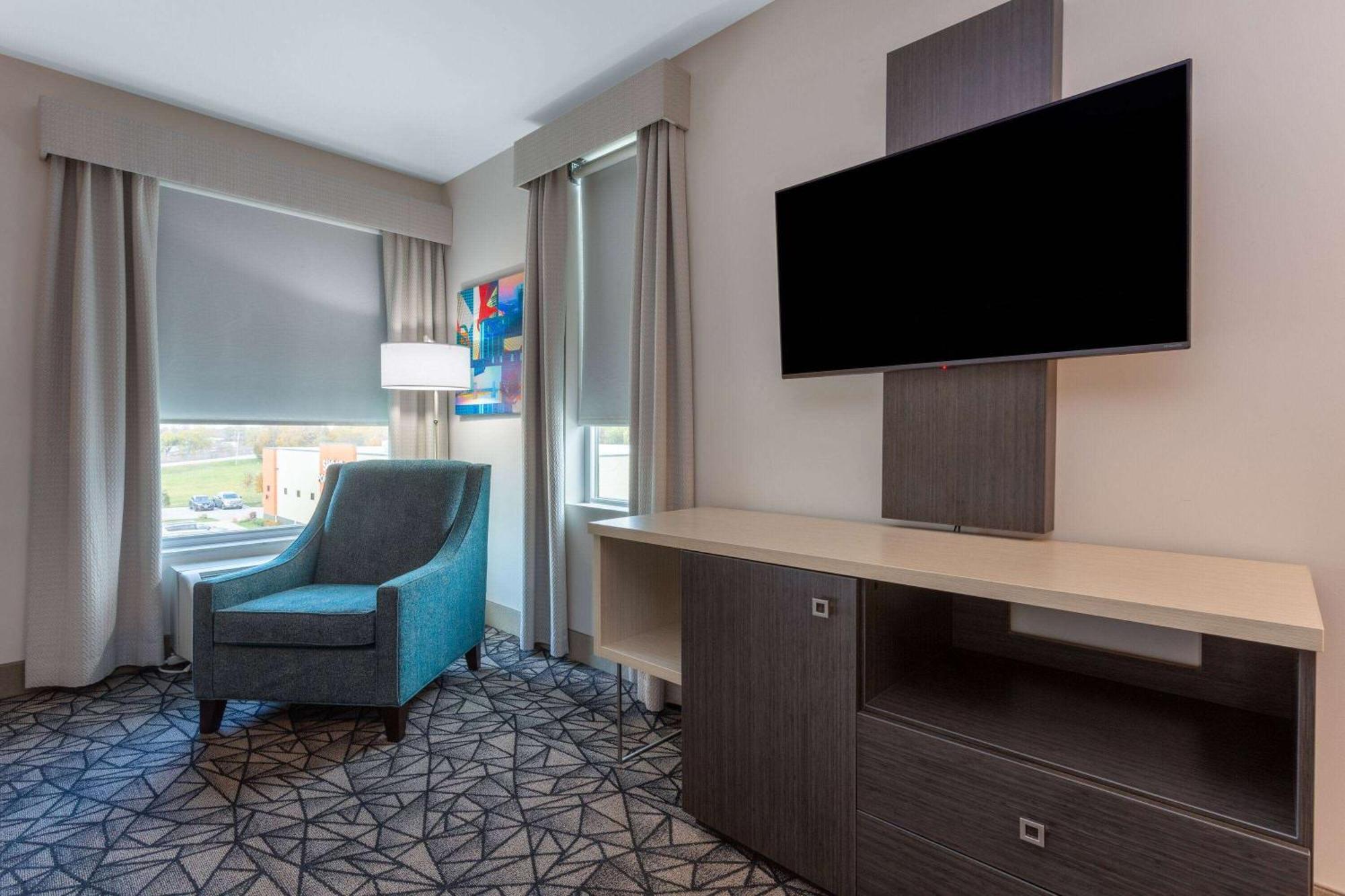 La Quinta Inn & Suites By Wyndham Shorewood Exteriör bild