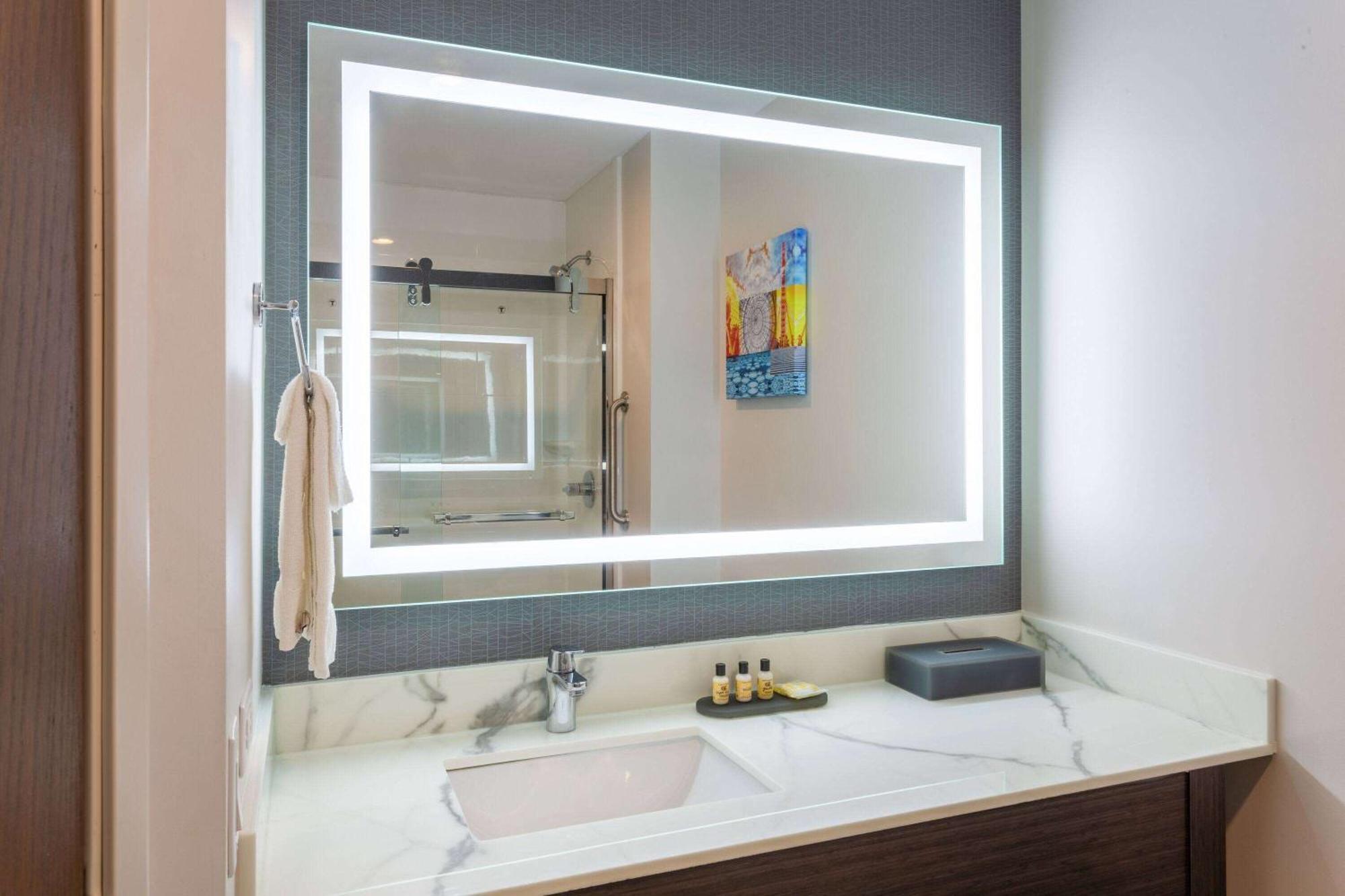 La Quinta Inn & Suites By Wyndham Shorewood Exteriör bild