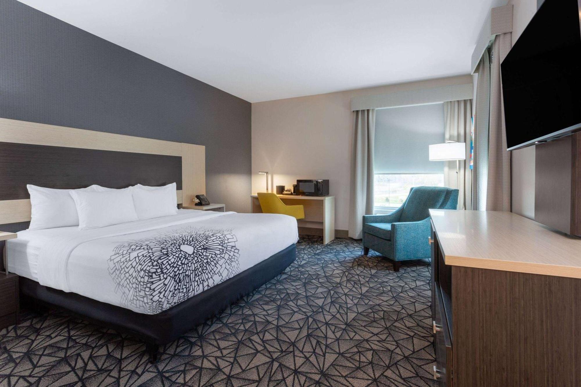 La Quinta Inn & Suites By Wyndham Shorewood Exteriör bild