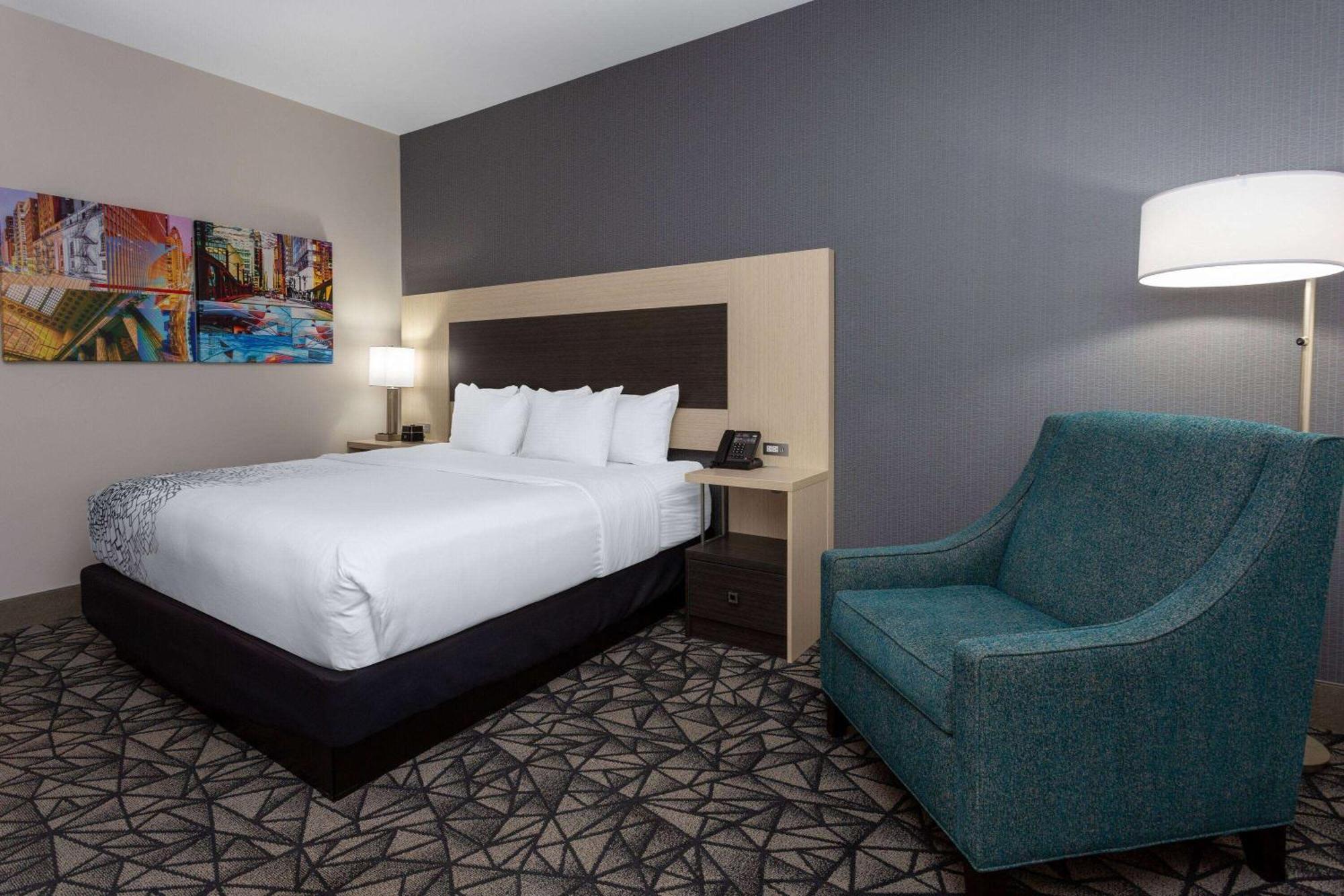La Quinta Inn & Suites By Wyndham Shorewood Exteriör bild
