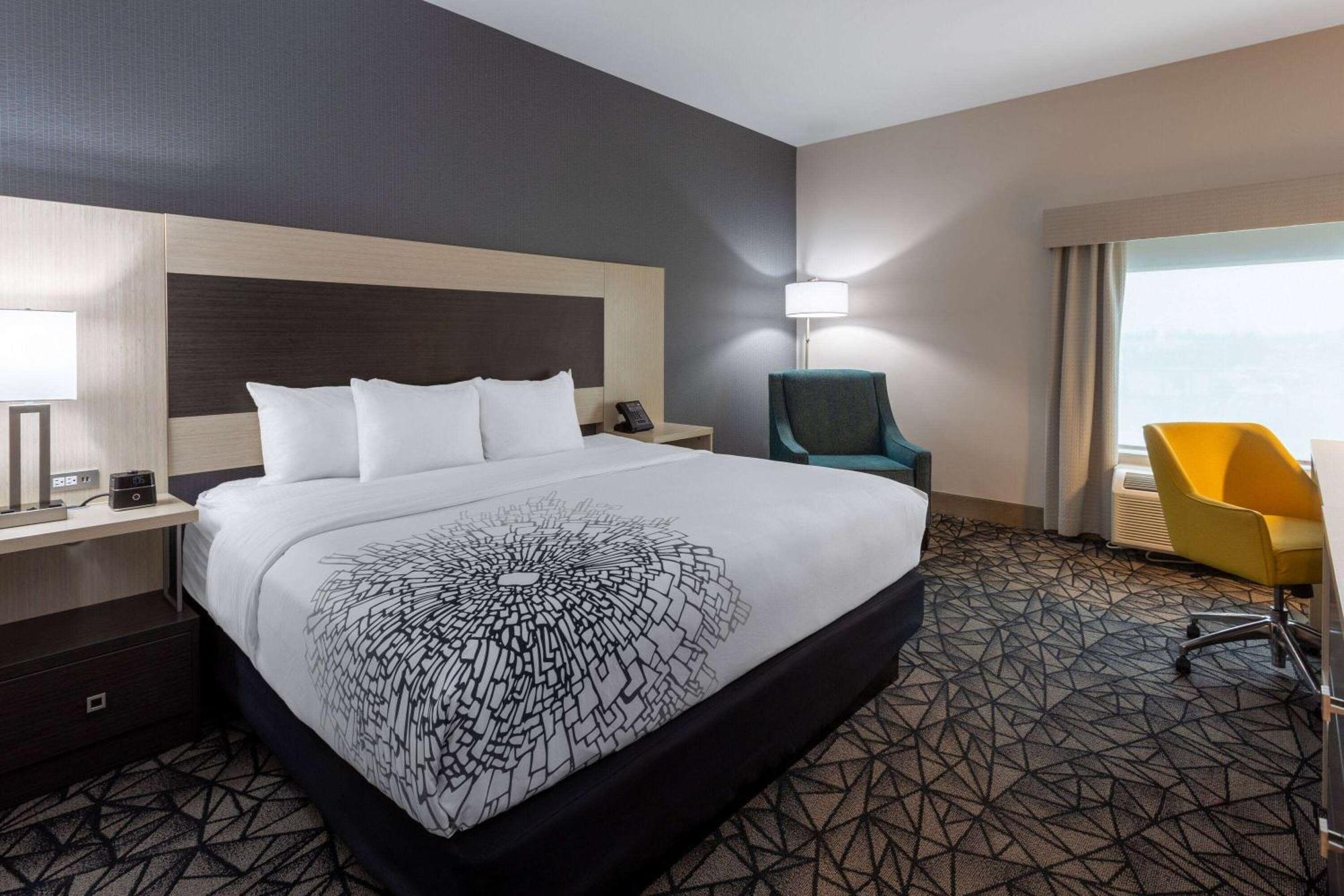 La Quinta Inn & Suites By Wyndham Shorewood Exteriör bild
