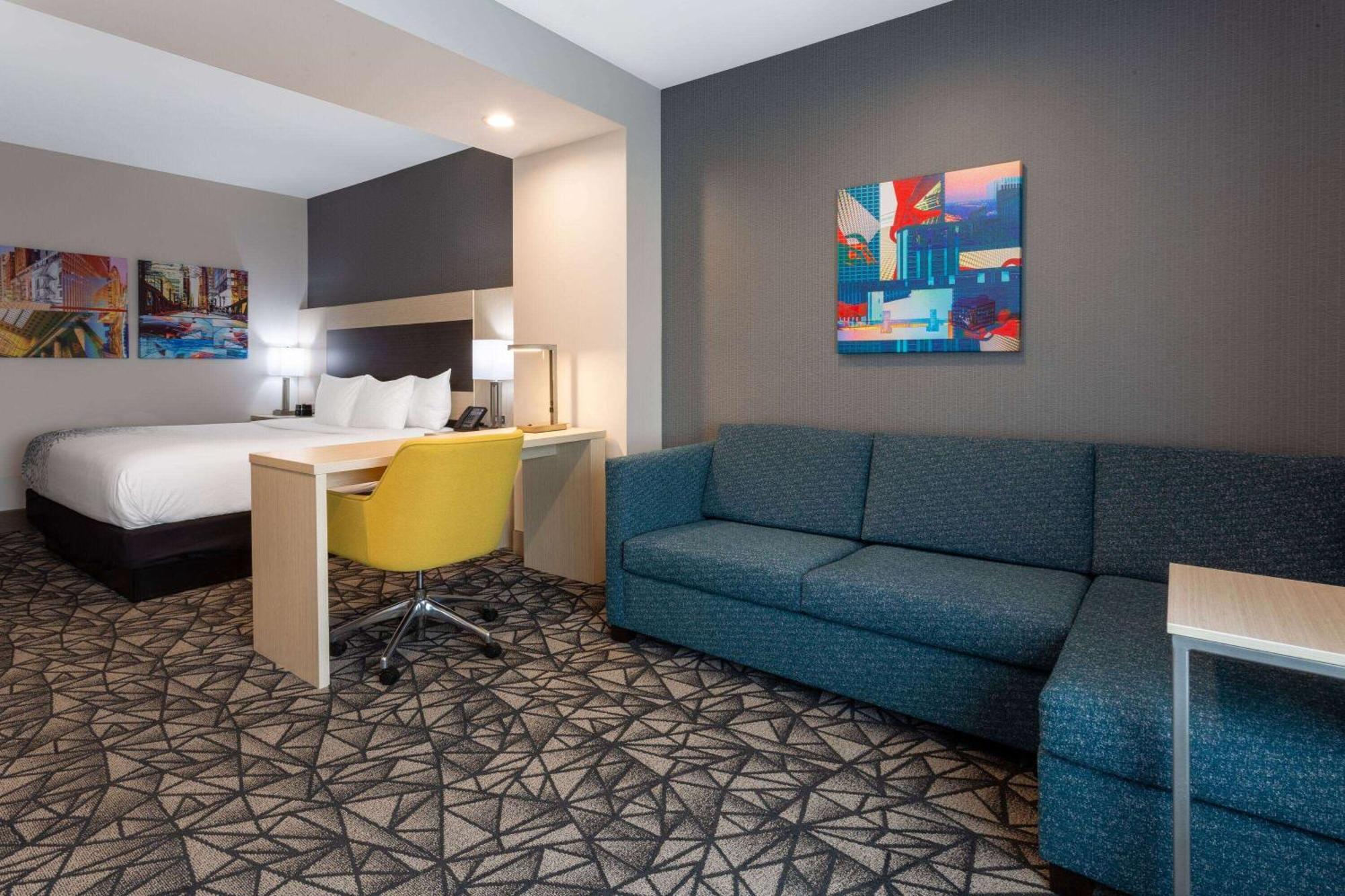 La Quinta Inn & Suites By Wyndham Shorewood Exteriör bild
